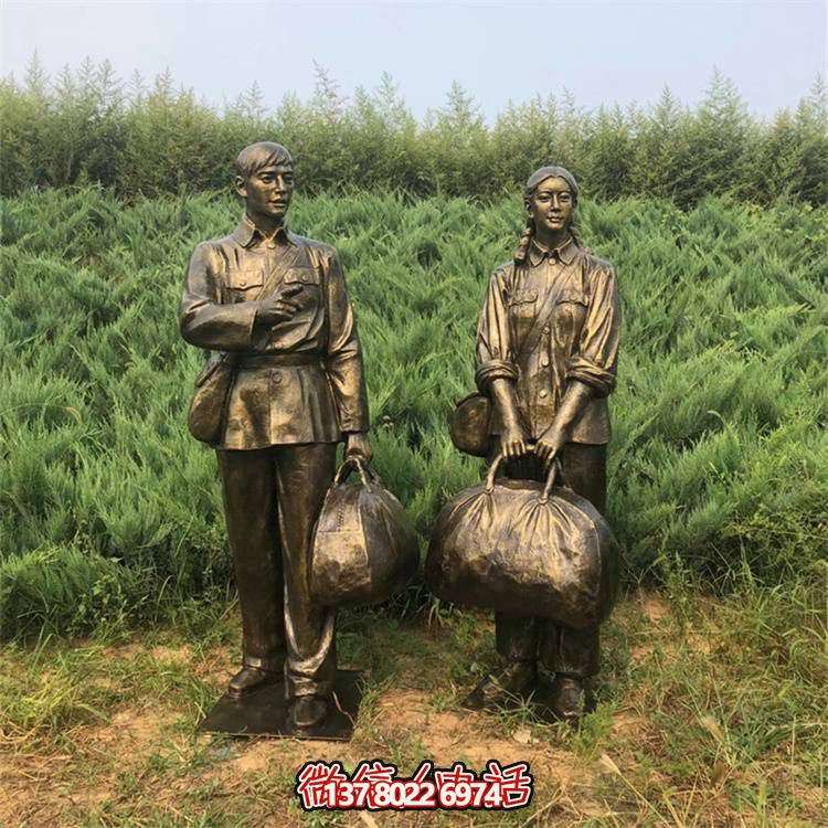 手工雕刻民俗小品，玻璃钢仿铜人物拿行李的车站装饰品