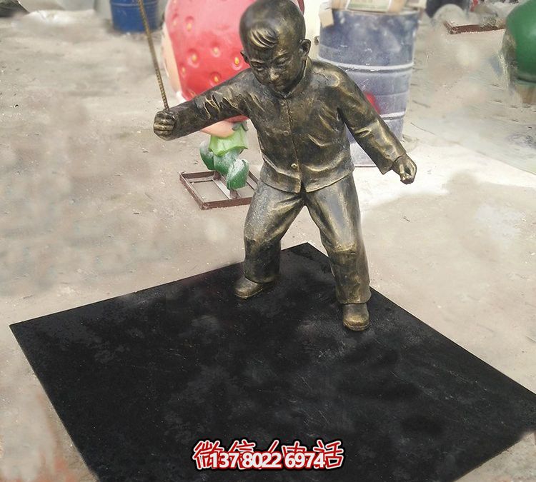 优雅铜色仿玻璃钢儿童打陀螺雕塑