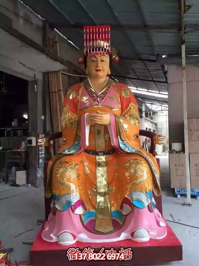 王母娘娘纯铜雕塑，屹立于寺庙之中