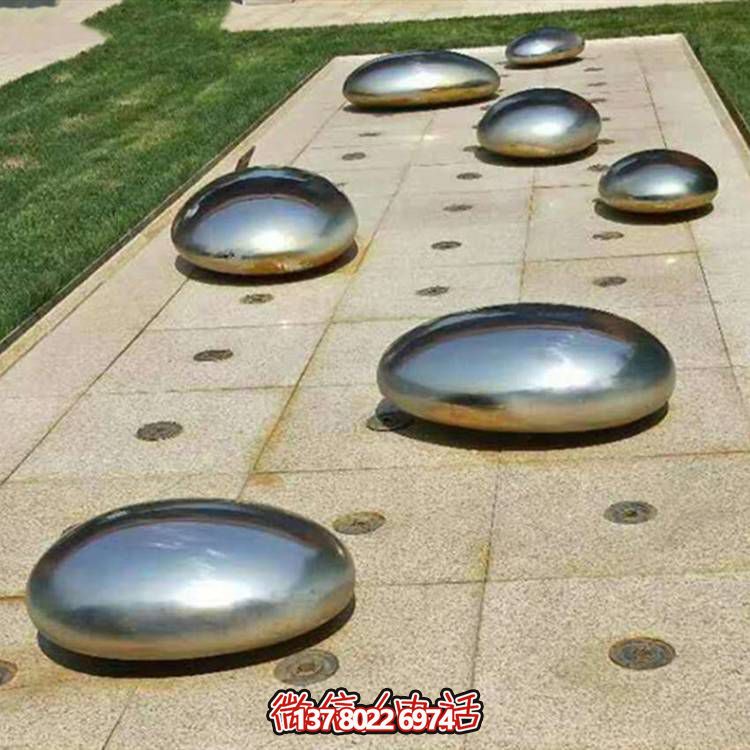 不锈钢镜面户外喷泉水景摆件，以鹅卵石与雕塑装饰