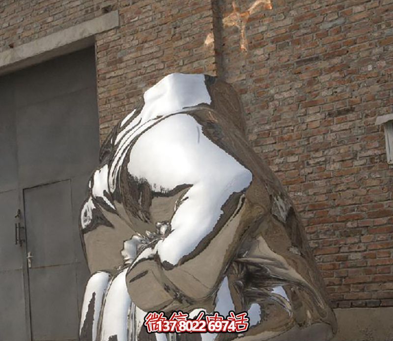不锈钢拳头雕塑，为城市广场增添力量与镜面光彩