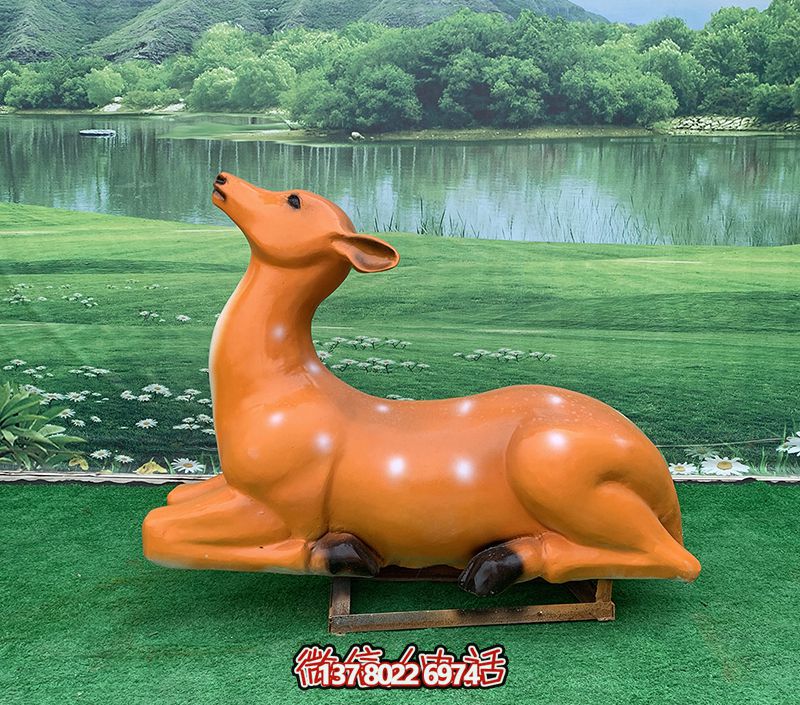 梅花鹿雕塑，缤纷草坪上添彩