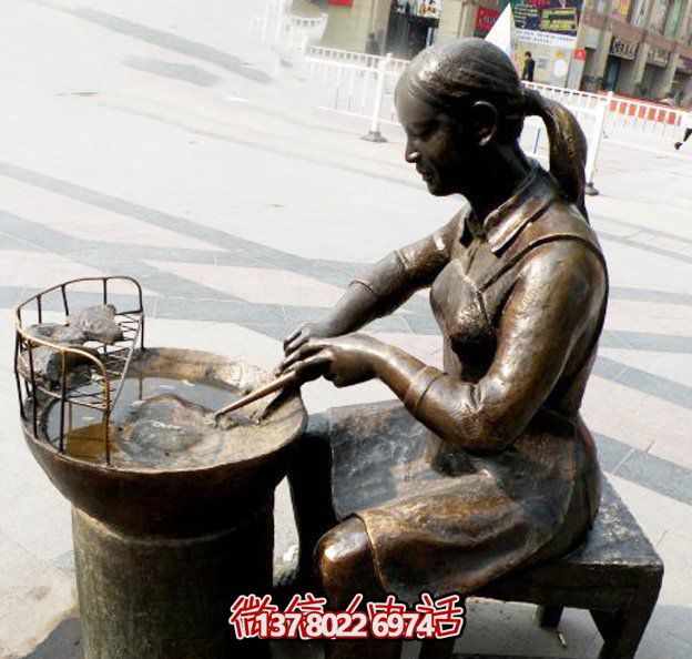 热闹的步行街精美的铜雕塑梨人物