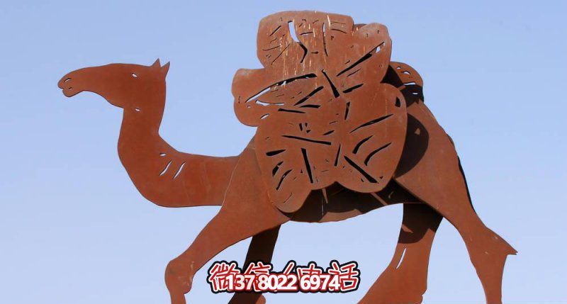 不锈钢骆驼剪纸雕塑，点缀街道边行走