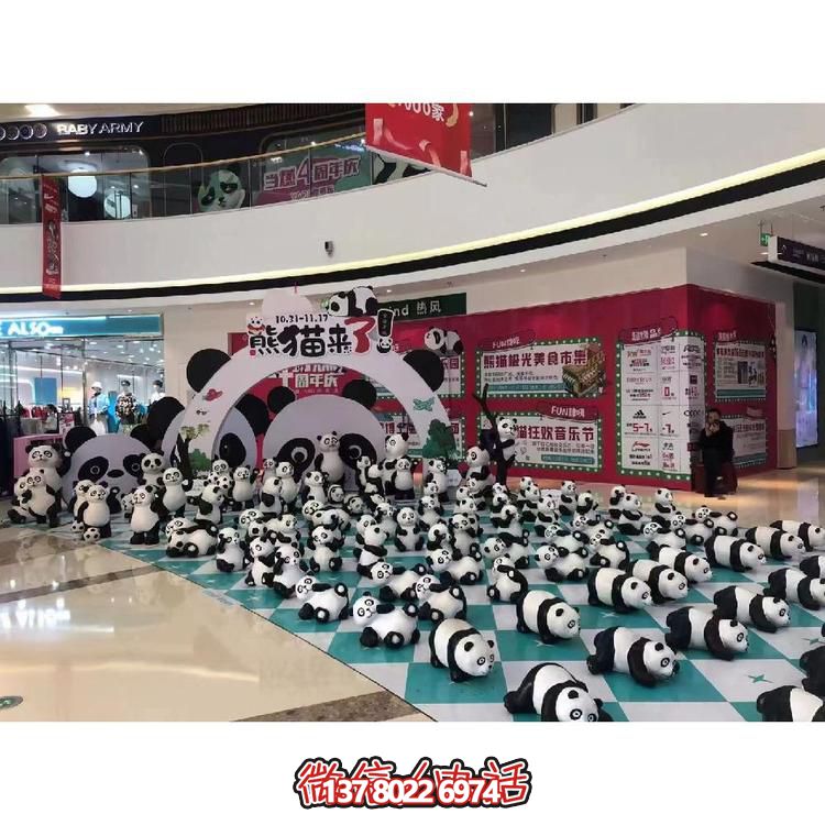 玻璃钢熊猫雕塑，为商场店铺增添温馨气息