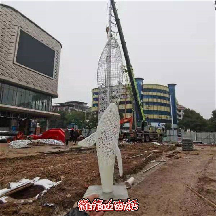 不锈钢创意镂空鲸鱼雕塑，点缀园林景观