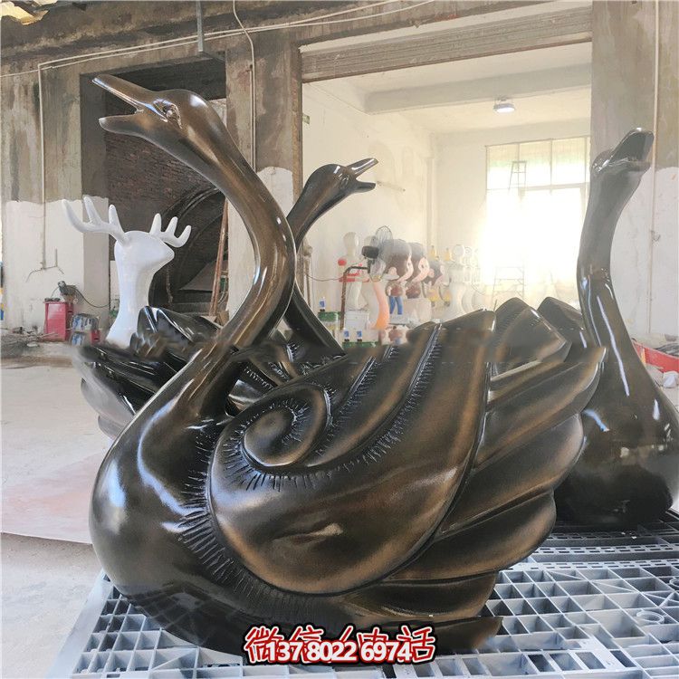 创意鹅雕玻璃钢喷漆商厦