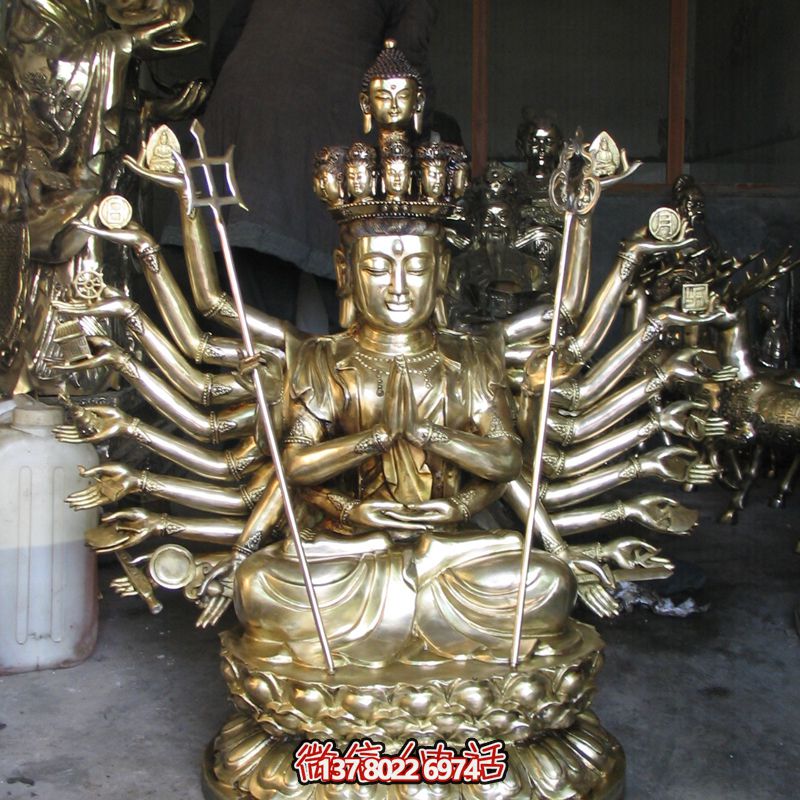 鎏金菩萨雕塑，供奉观音祈福