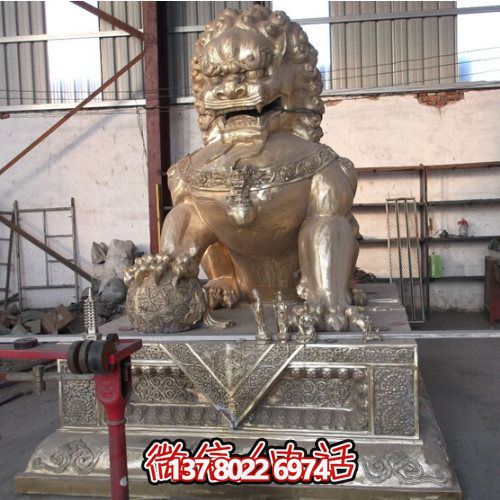 仿古铜喷金狮子雕塑，玻璃钢大型户外装饰