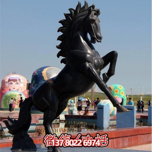 大型仿铜马玻璃钢雕塑，为广场景观增添无限精彩