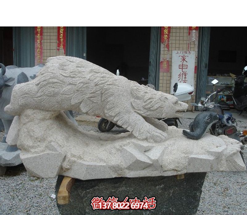 北极熊玻璃钢雕塑，让街道边摆放创意爬行玻璃