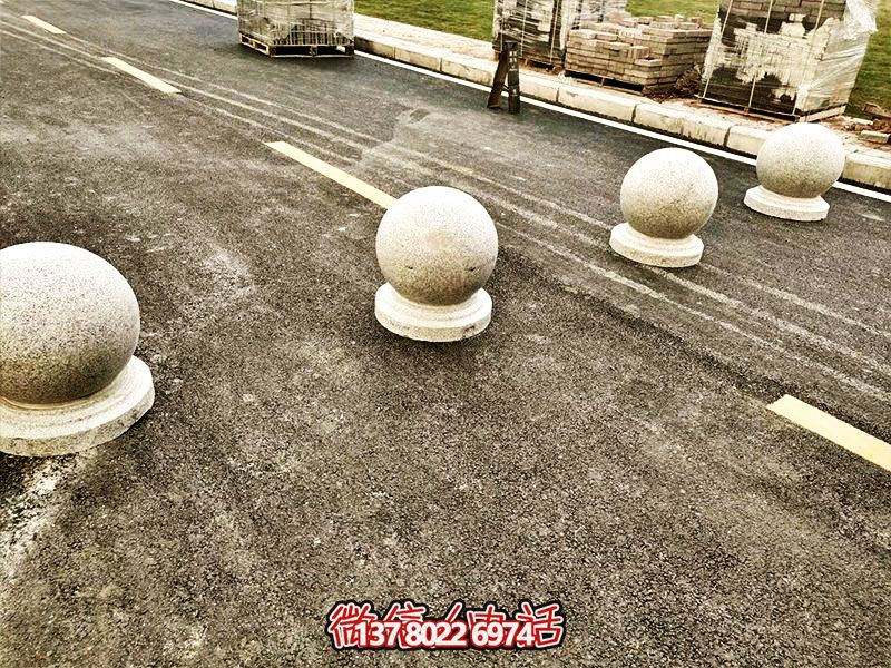 球形路障,为小学路边摆放的安全隔离车 球形路障,为小学路边摆放的安全隔离车