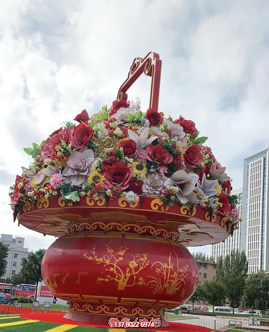 现代五彩花篮，给城市广场带来活力