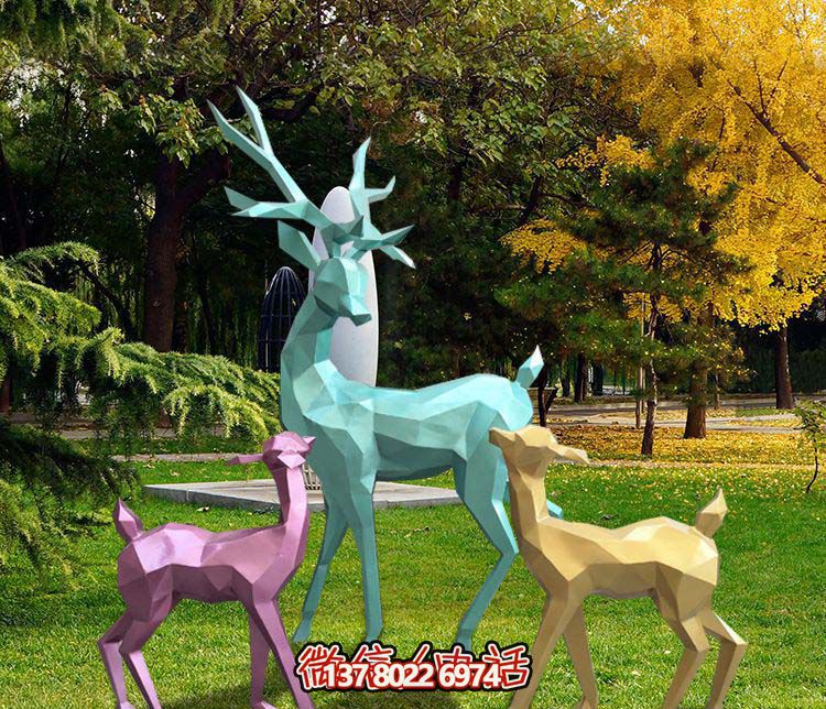 几何彩绘梅花鹿雕塑，玻璃钢装点公园草坪