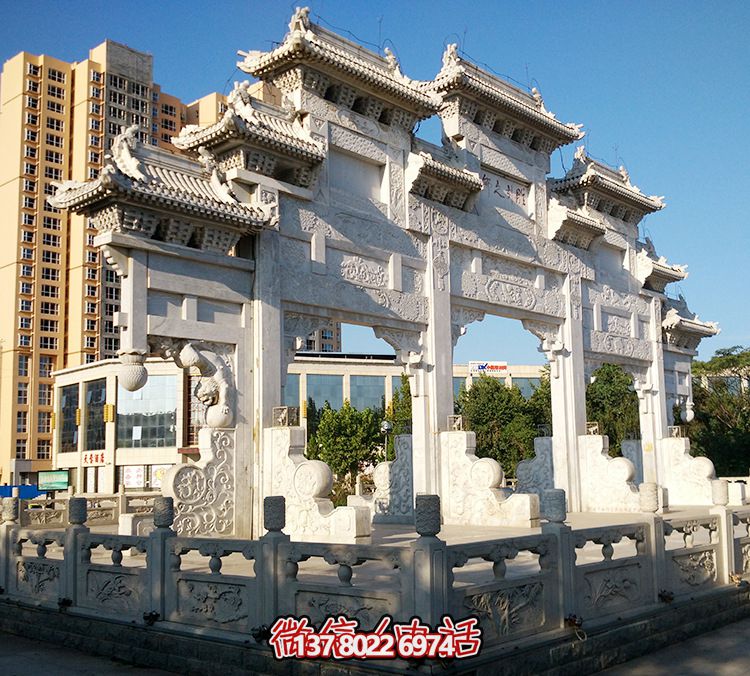精美石雕牌坊,给城市的小区增添了一抹精致的文化气息 精美石雕牌坊,给城市的小区增添了一抹精致的文化气息