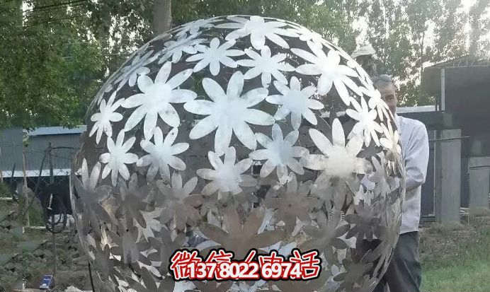 野外不锈钢镂空球造型雕塑