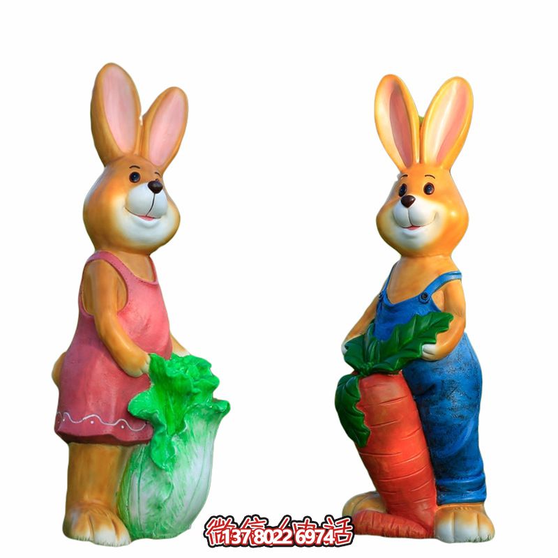 电影院门口两只拿胡萝卜和白菜的玻璃钢兔子雕塑