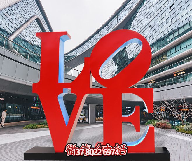 大型商场里摆放的红色的玻璃钢创意LOVE雕塑