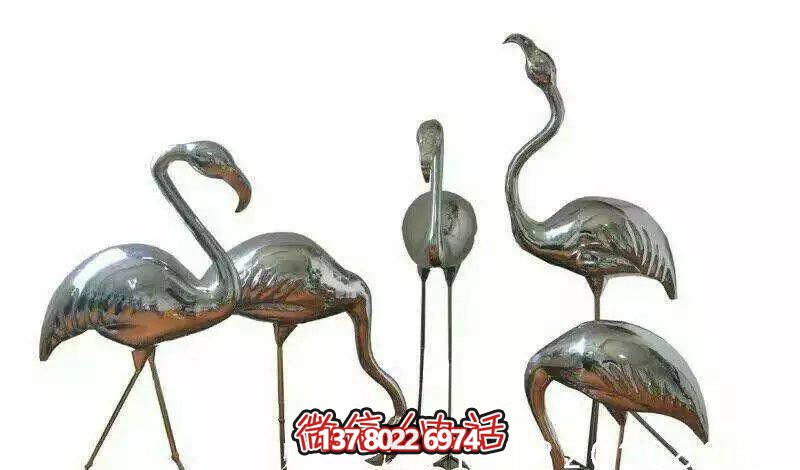 游乐场摆放一群不锈钢火烈鸟雕塑 游乐场摆放一群不锈钢火烈鸟雕塑