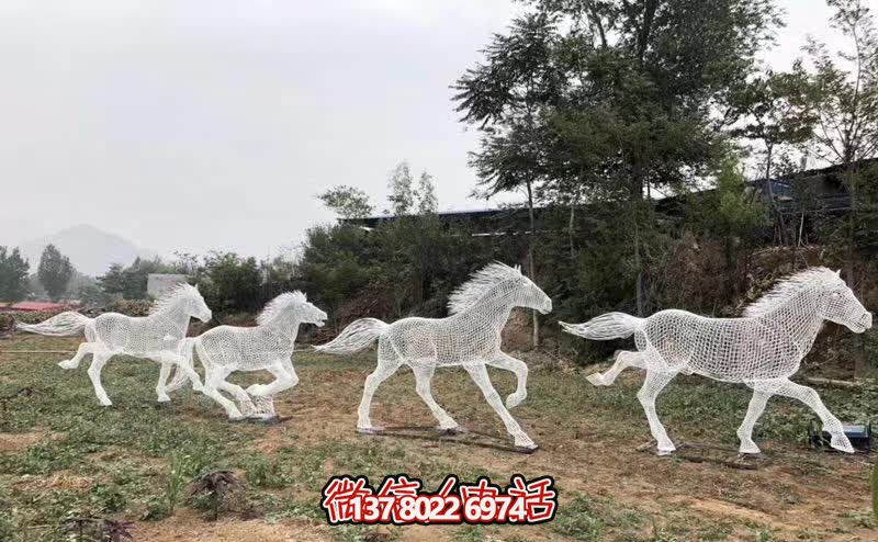 公园里摆放的四匹奔跑的不锈钢镂空马群雕塑 公园里摆放的四匹奔跑的不锈钢镂空马群雕塑