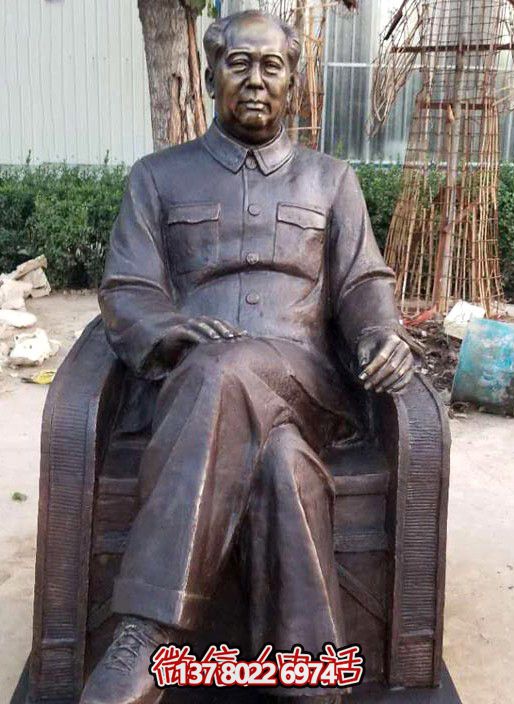 景区坐在椅子上的毛主席毛泽东雕塑