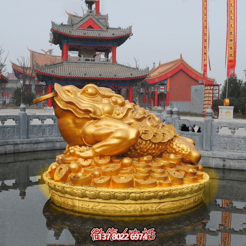 景区里摆放的嘴里叼着钱的玻璃钢喷漆金蟾雕塑 景区里摆放的嘴里叼着钱的玻璃钢喷漆金蟾雕塑