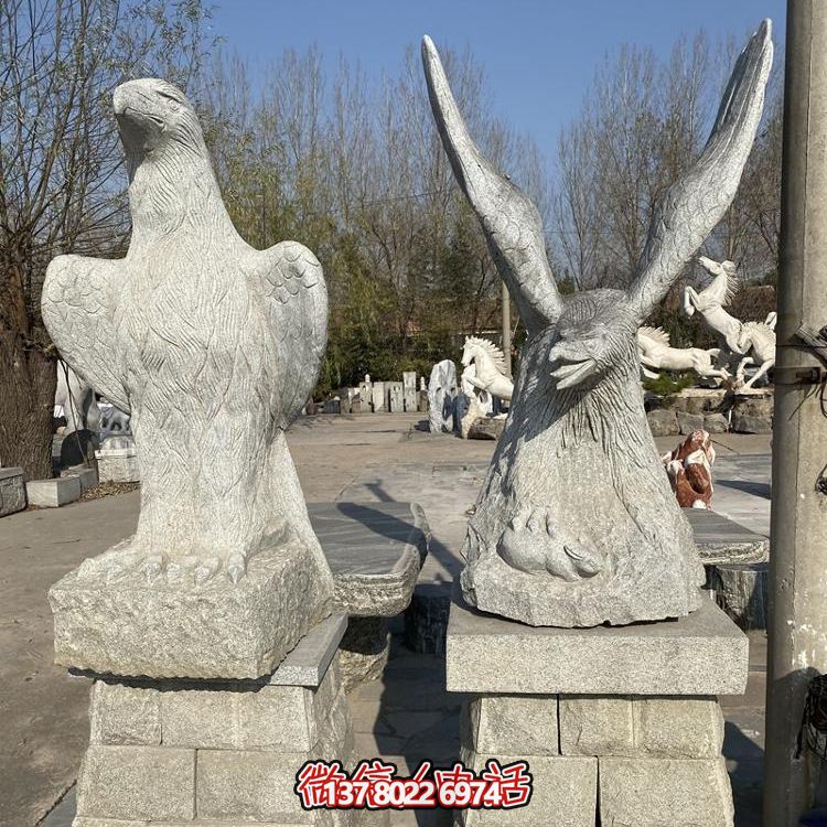 公园摆放两只抽象石雕老鹰雕塑