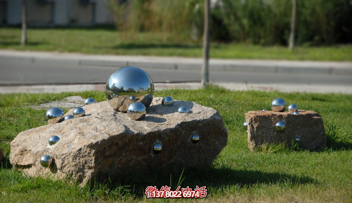 草坪不锈钢镜面大大小小的球体雕塑