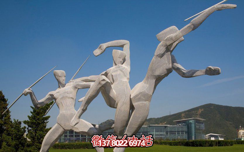 广场草坪摆放玻璃钢标枪运动雕塑