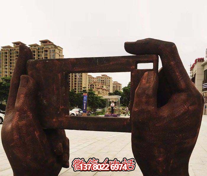 广场学院手拿相机创意红铜手型雕塑 广场学院手拿相机创意红铜手型雕塑