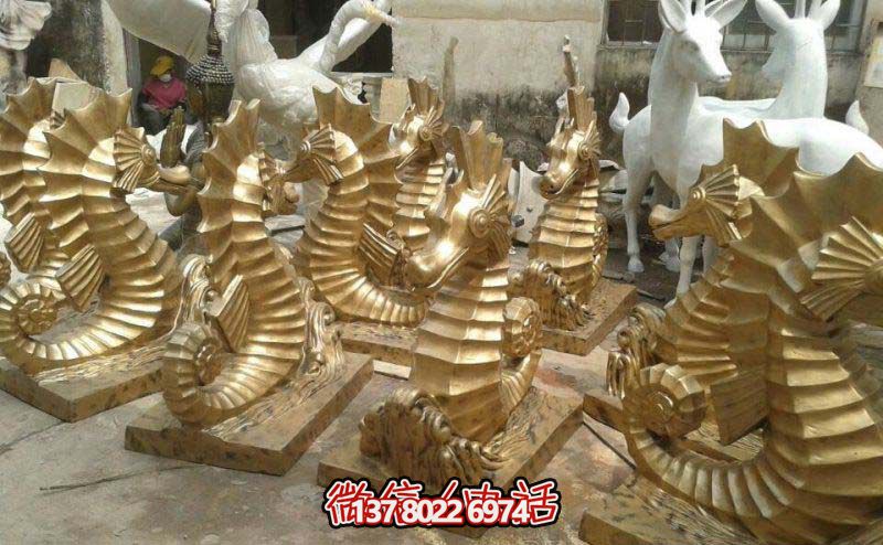 广场上摆放的金色的玻璃钢喷漆海马雕塑
