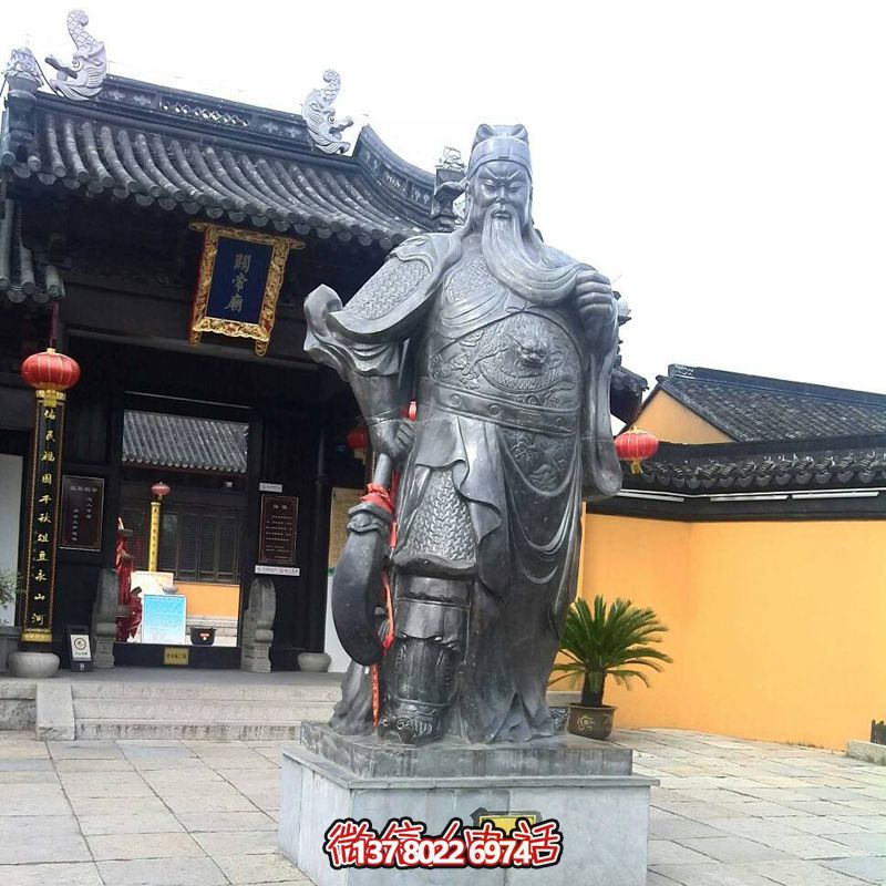 寺庙庭院铜铸站立着的关公雕塑 寺庙庭院铜铸站立着的关公雕塑