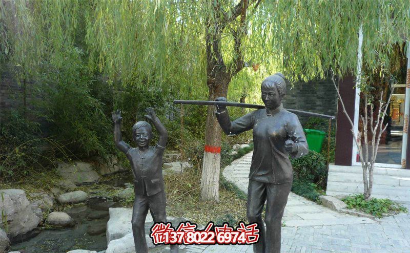 景区创意古代帮妈妈干活的母子雕塑 景区创意古代帮妈妈干活的母子雕塑