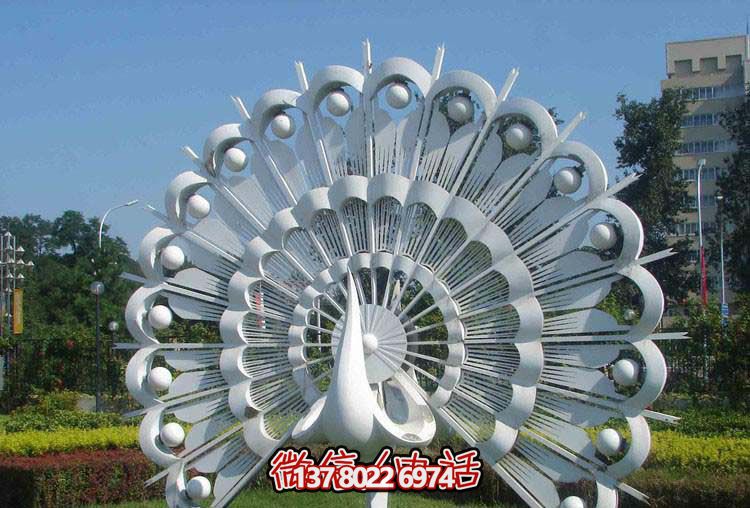 花园广场里有一只漂亮的不锈钢咯欧空孔雀雕塑