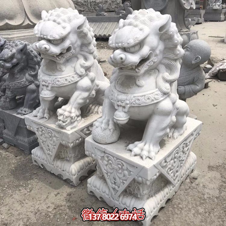 寺院汉白玉石雕大门口看护的石狮子雕塑