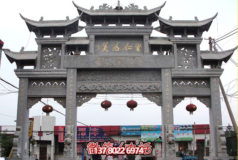 青石仿古建筑三门斗拱村庄口牌楼石雕 青石仿古建筑三门斗拱村庄口牌楼石雕