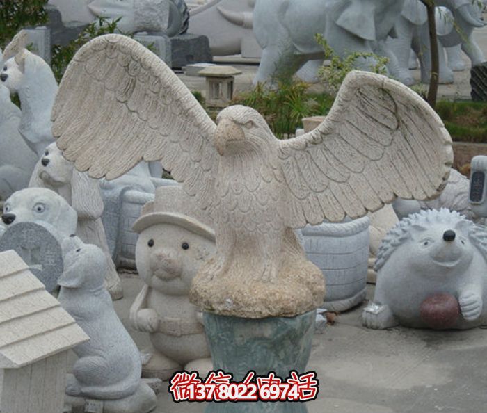 动物园一只飞翔的石雕老鹰雕塑