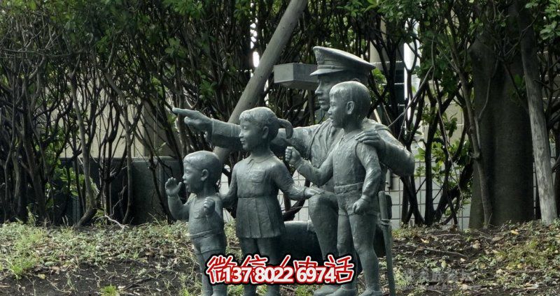 公园铜雕小朋友和解放军雕塑