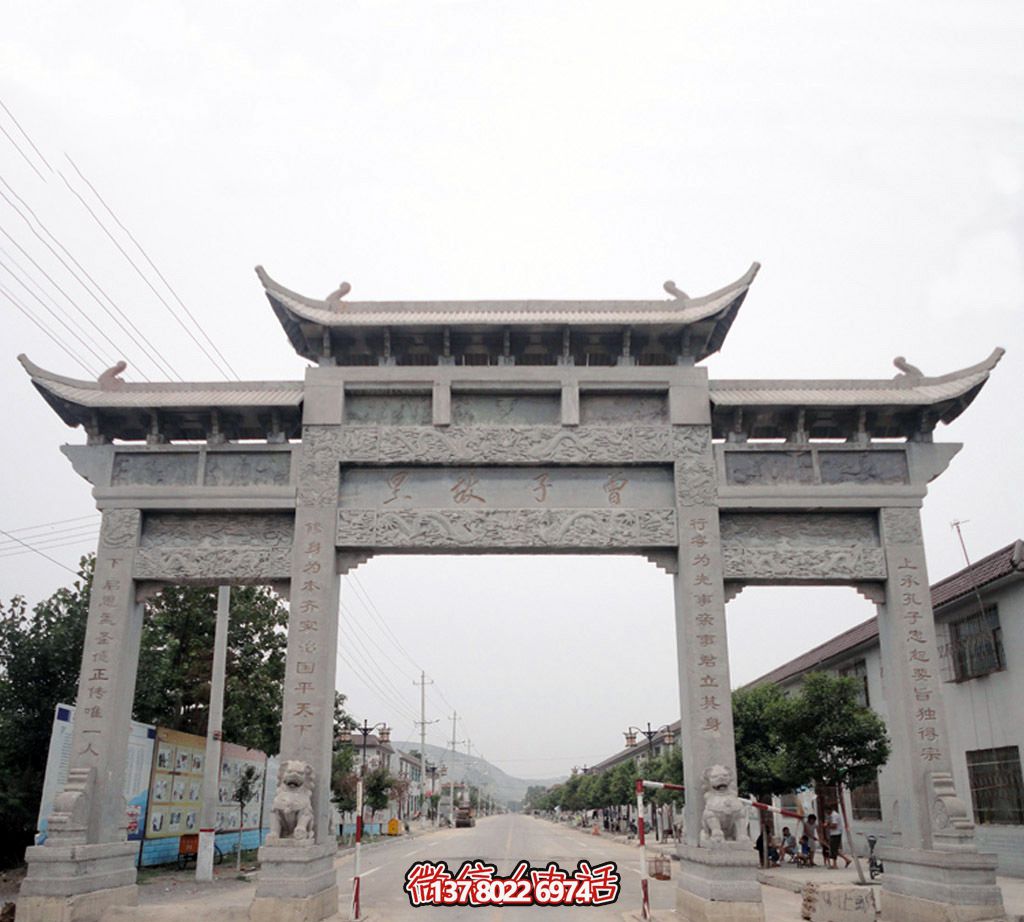 历史名人故里村前摆放大石浮雕楼牌坊 历史名人故里村前摆放大石浮雕楼牌坊