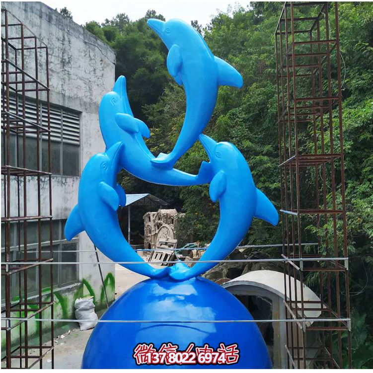 景区四只球上表演的蓝色不锈钢海豚雕塑