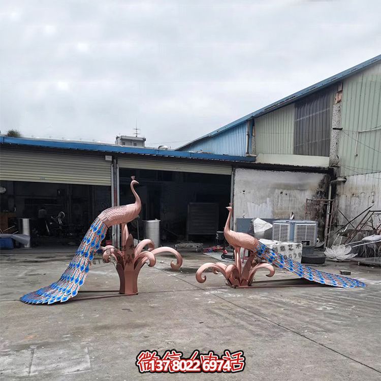公园里两只比美的玻璃钢彩绘孔雀雕塑 公园里两只比美的玻璃钢彩绘孔雀雕塑