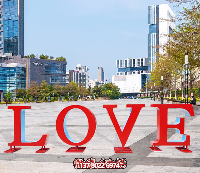 广场上摆放的红色镂空不锈钢LOVE雕塑
