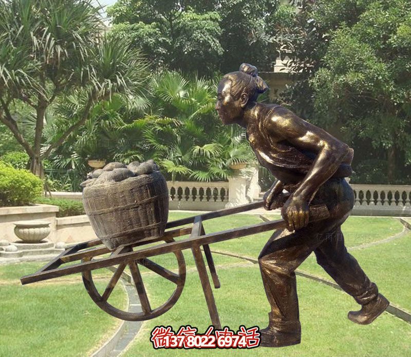 小区草坪摆放推独轮车的古人玻璃壶仿铜雕塑 小区草坪摆放推独轮车的古人玻璃壶仿铜雕塑