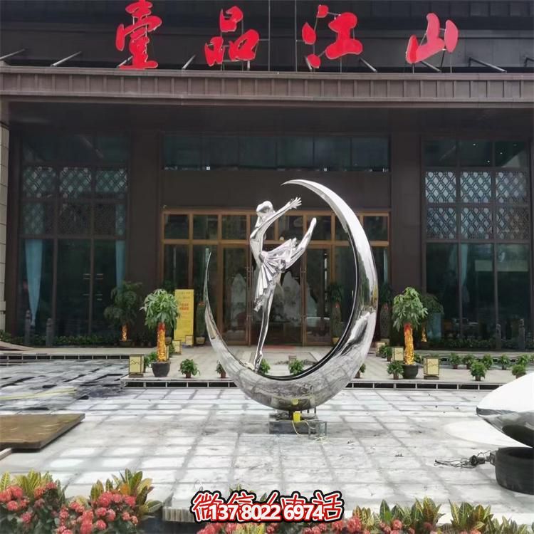 广场酒店门口不锈钢镜面创意月亮上跳舞的女孩雕塑