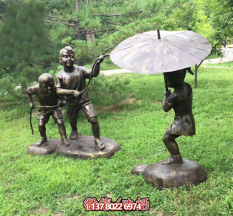 户外景区铜雕玩水的儿童雕塑