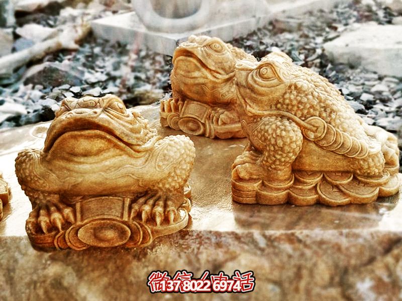 公园里摆放的三只黄蜡石石雕创意金蟾雕塑 公园里摆放的三只黄蜡石石雕创意金蟾雕塑