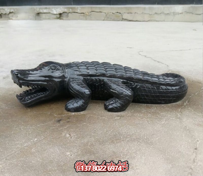 沙滩摆放的黑色的玻璃钢创意鳄鱼雕塑 沙滩摆放的黑色的玻璃钢创意鳄鱼雕塑