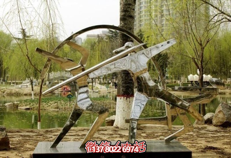 公园湖边摆放不锈钢抽象标枪运动员雕塑