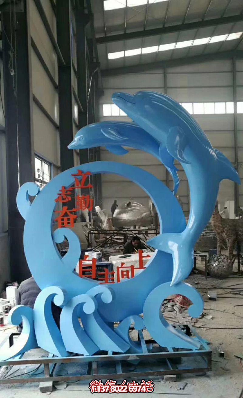 校园两只蓝色带字的不锈钢海豚雕塑 校园两只蓝色带字的不锈钢海豚雕塑