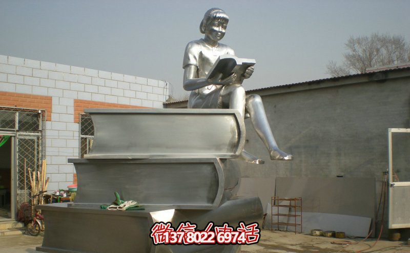景区玻璃钢女孩坐着书本上的读书雕塑